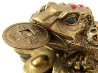Three-legged toad with coin in mouth. Image used under license from IstockPhoto