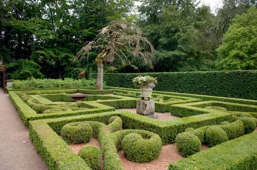 Topiary Garden; istockphoto.com; licensed