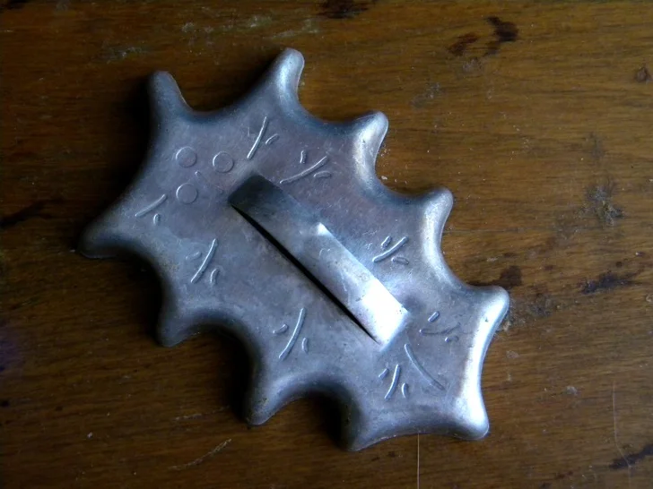 holly leaf cookie cutter