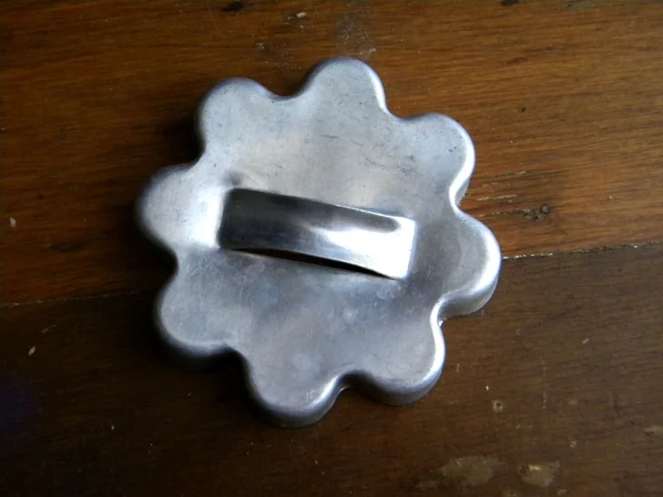 scalloped round vintage cookie cutter
