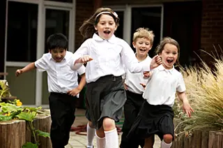 Children playing Fipe