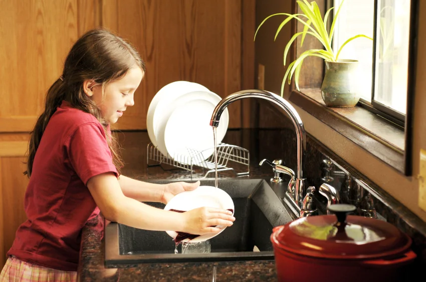 girl doing dishes