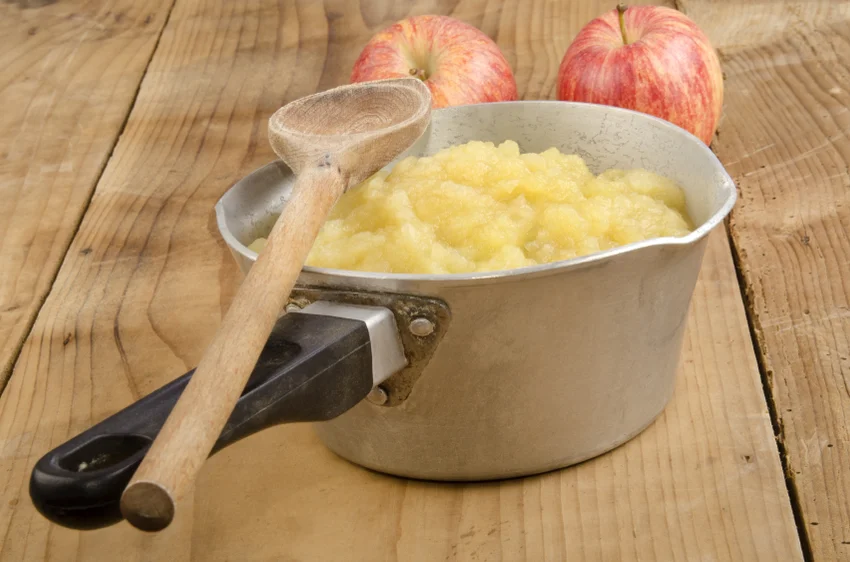 Making applesauce