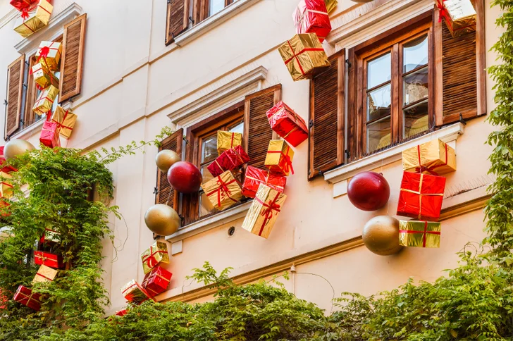 festive window decorations