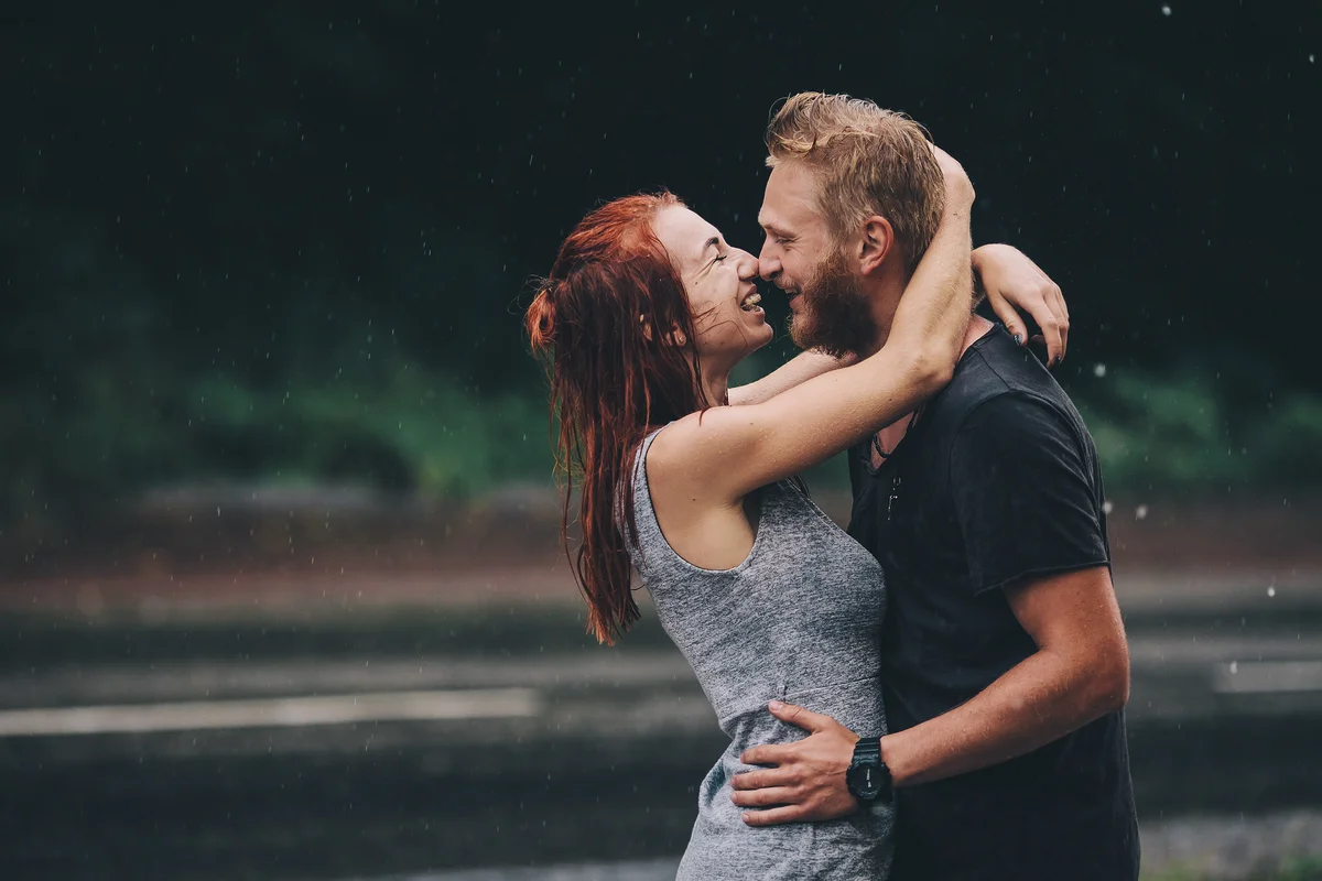 couple kissing in the rain