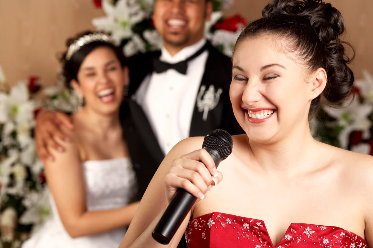 maid of honor giving speech