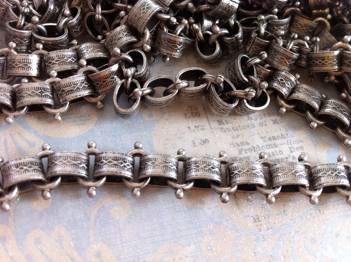 Book Chain necklace from Etsy shop Pluffbeads // https://www.etsy.com/listing/190107773/book-chain-vintage-style-high-quality?ref=hp_rv