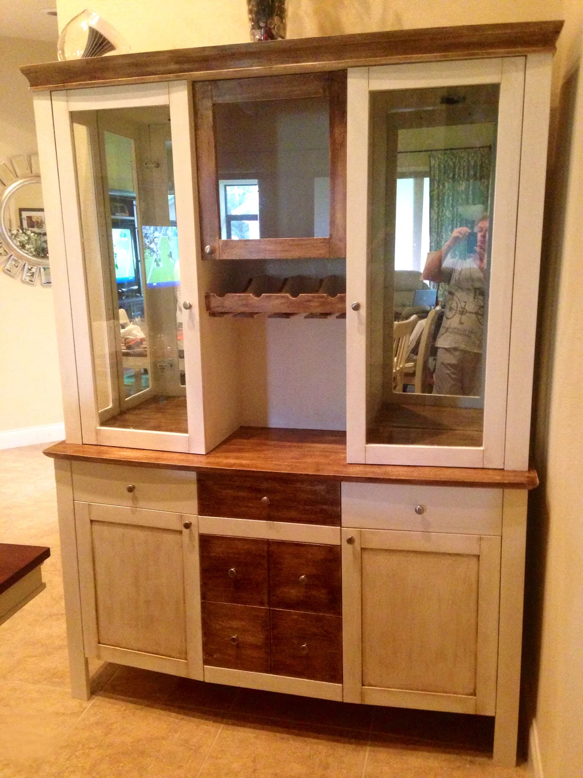 China cabinet after chalk paint (https://www.flickr.com/photos/tcy3/15250100222/) / https://creativecommons.org/licenses/by/2.0/