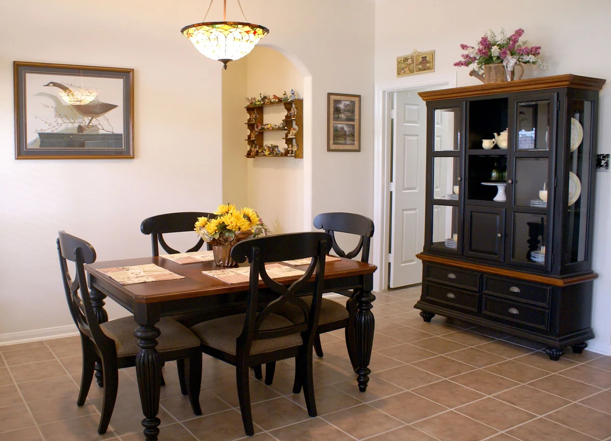 china cabinet in dining room / ID 4283315 © Alianna Valero
