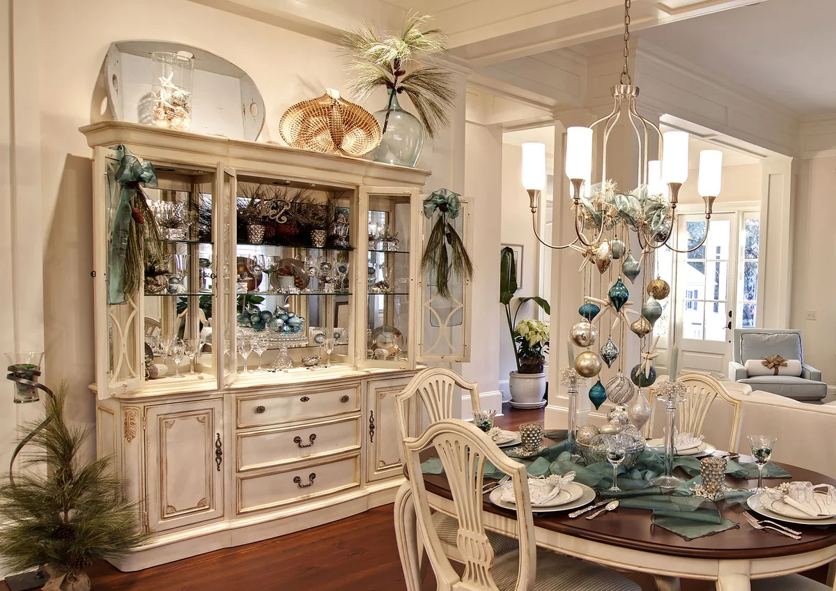 Decorate top of china cabinet / ID 22263768 © John Wollwerth