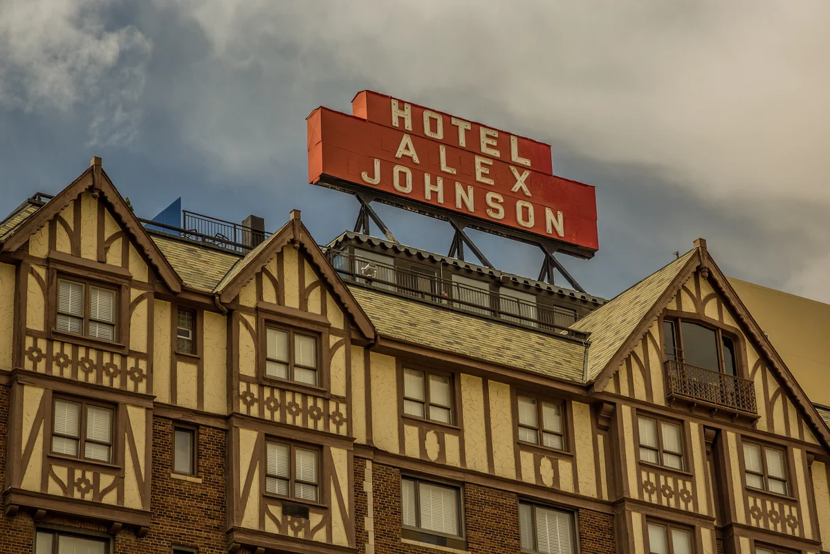 Hotel Alex Johnson, Rapid City, South Dakota (https://www.flickr.com/photos/diversey/28754543166) / https://creativecommons.org/licenses/by-sa/2.0/