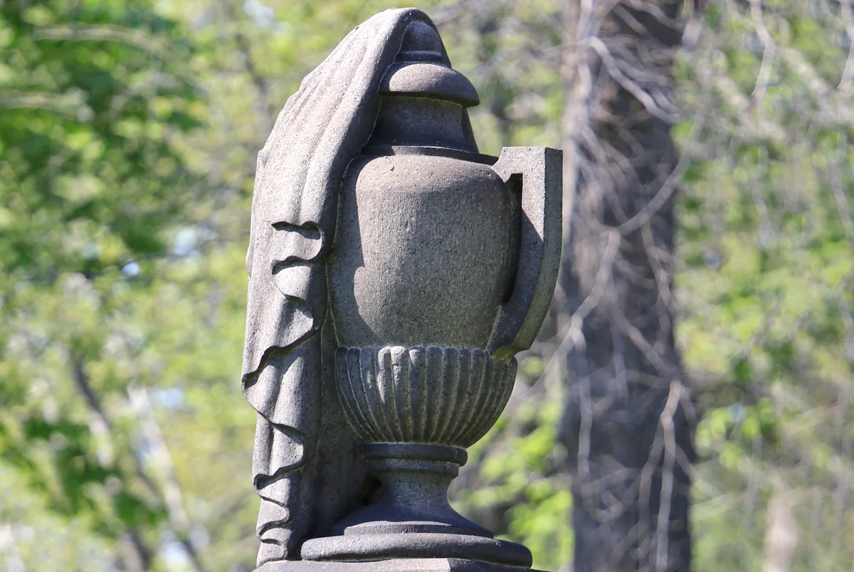 headstone with urn