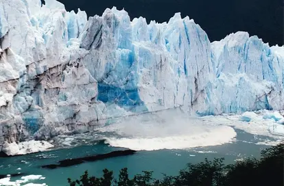 Tsunami wave caused by calving Moreno glacier