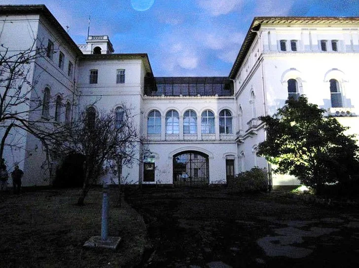 Aradale Mental Hospital by JacsWiki (Own work) [CC BY-SA 4.0 (https://creativecommons.org/licenses/by-sa/4.0)], via Wikimedia Commons / https://commons.wikimedia.org/wiki/File:Aradale_Mental_Hospital.jpg