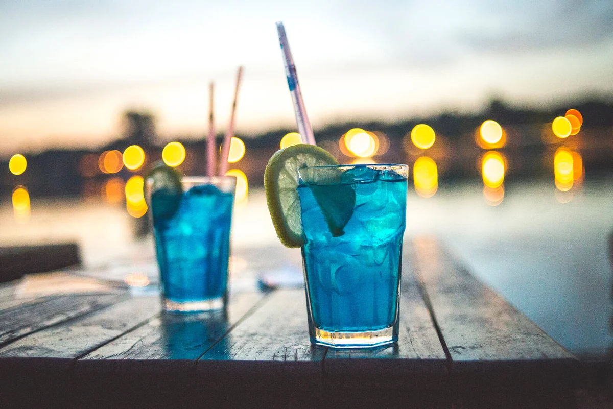 Two cocktail with lemon