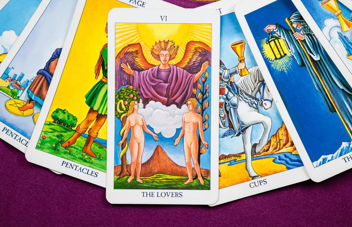 The Lovers, Tarot cards in circle on a table purple / ID 25095031 © Ionutadventures