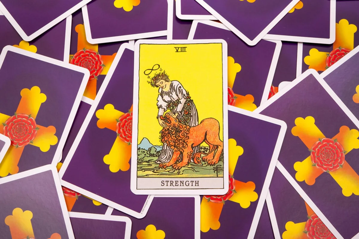 Tarot strength card / ID 68674896 © Volkovslava