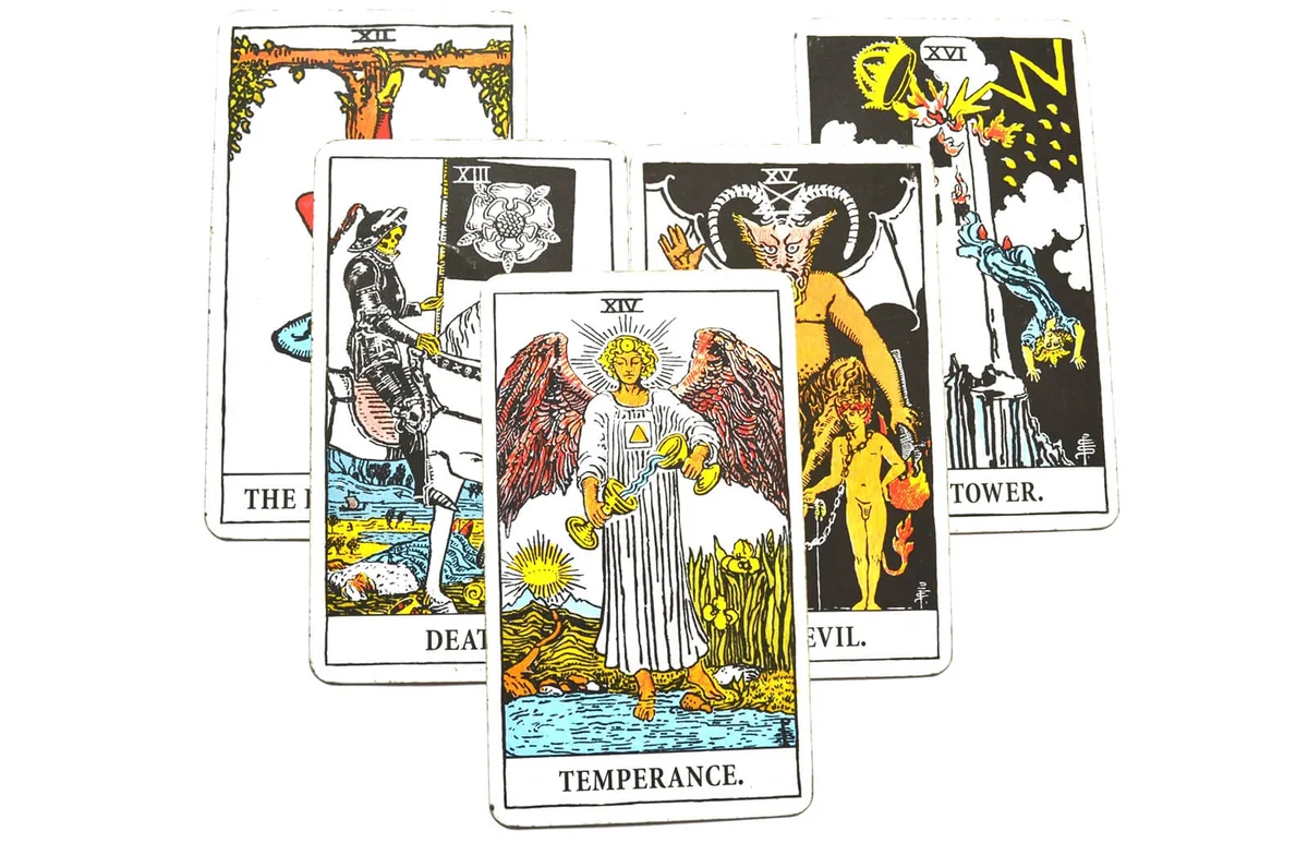 Temperance Tarot Card healing harmony adaptability / ID 117583487 © Sara Milana