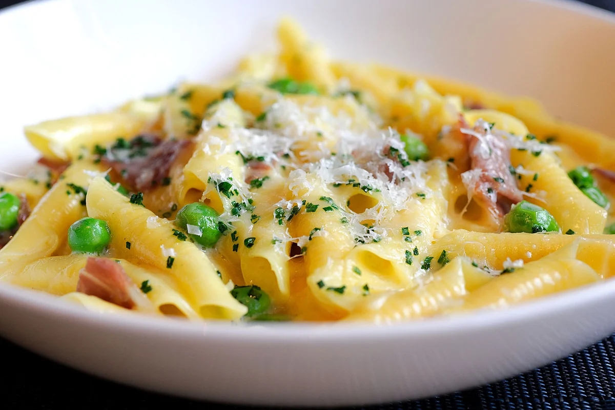 Pasta carbonara with green peas