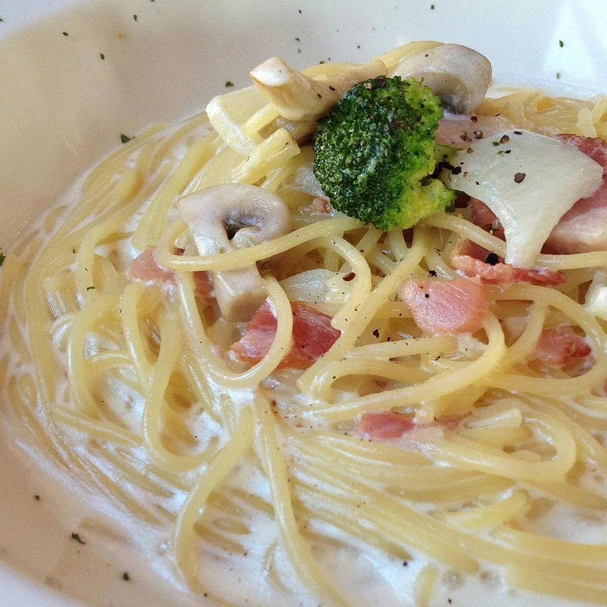 Spaghetti Carbonara with broccoli and mushrooms