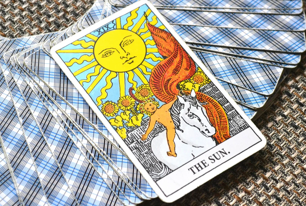 The Sun Tarot Card Life energy vitality joy enlightenment warmth manifestation happiness / ID 112115069 © Sara Milana