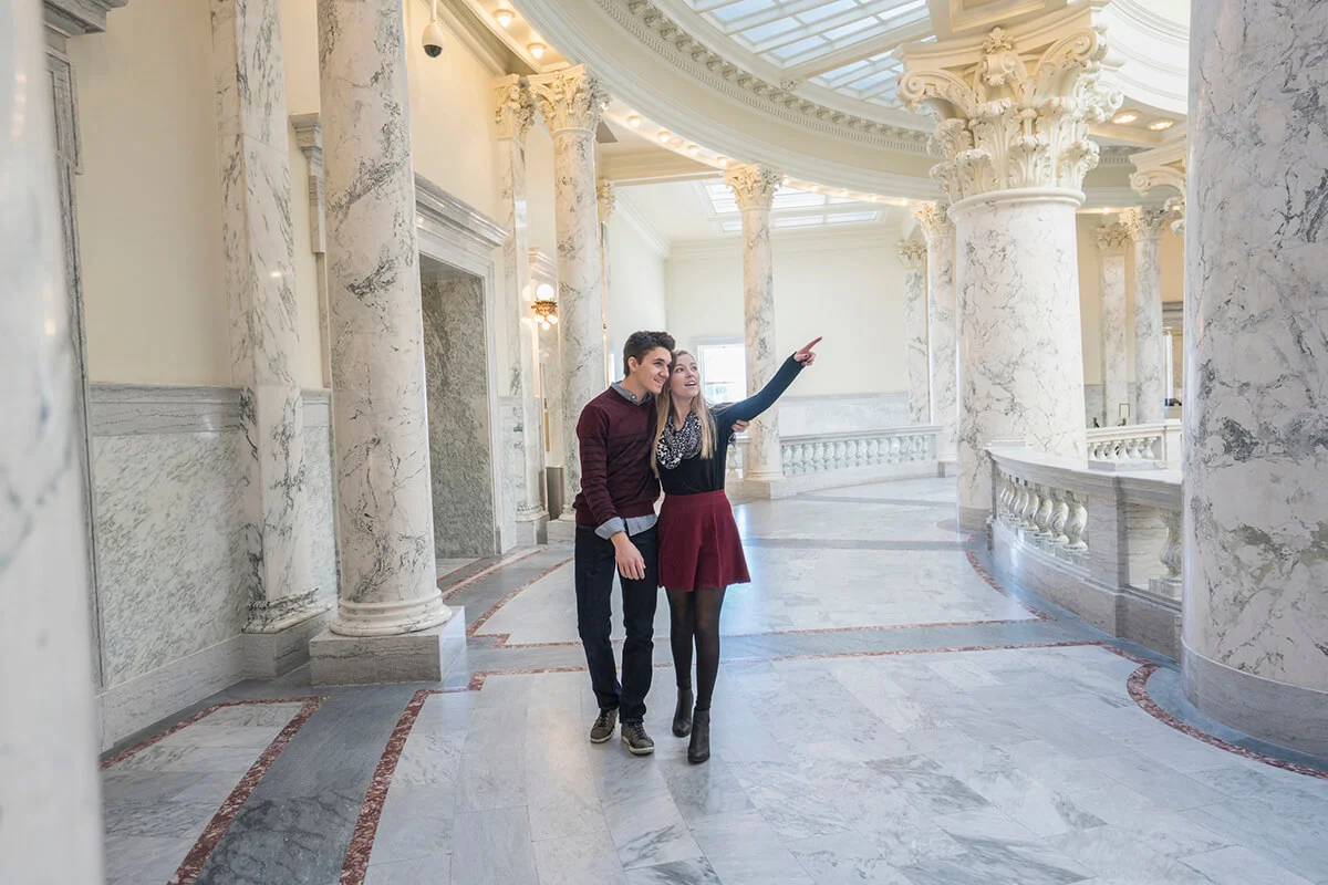 couple touring capitol building