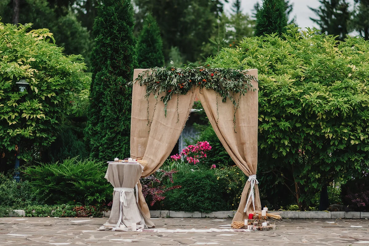 Burlap Ceremony Decor