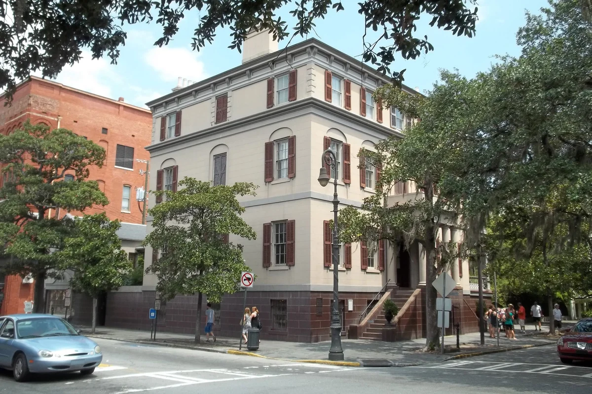 Wayne Gordon House by Ebyabe [GFDL (http://www.gnu.org/copyleft/fdl.html) or CC BY-SA 3.0, 2.5, 2.0, 1.0  (https://creativecommons.org/licenses/by-sa/3.0)], from Wikimedia Commons (https://commons.wikimedia.org/wiki/File:GA_Savannah_J_G_Low_HD_Oglethorpe02.jpg)
)