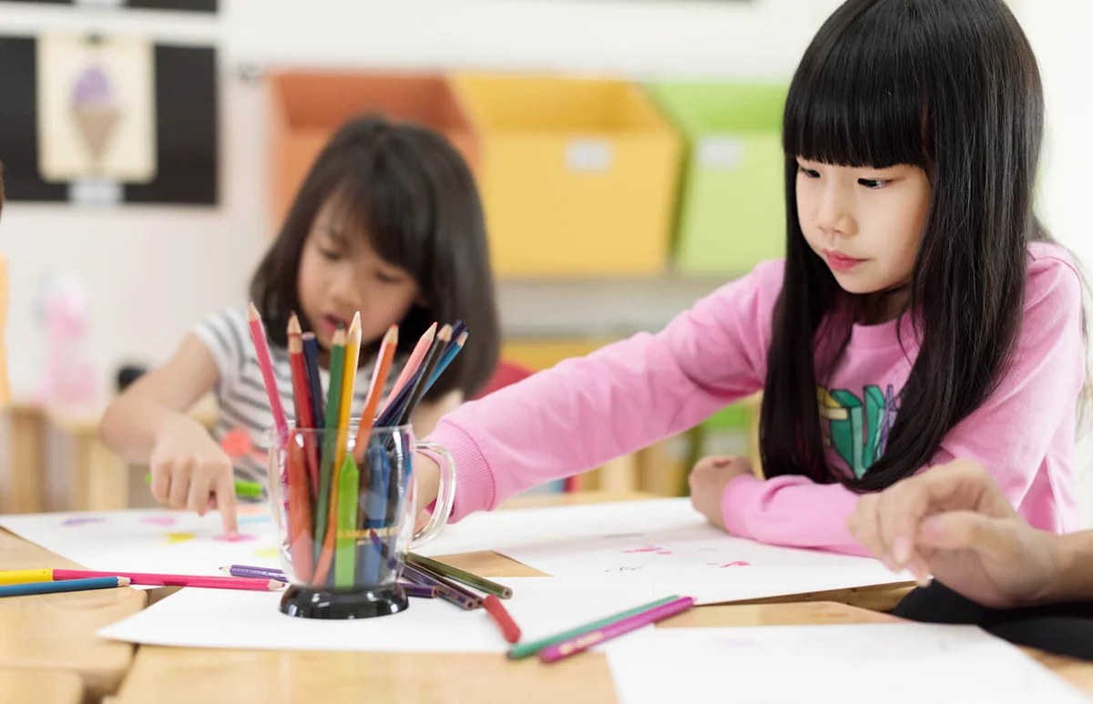 kids in Kindergarten drawing