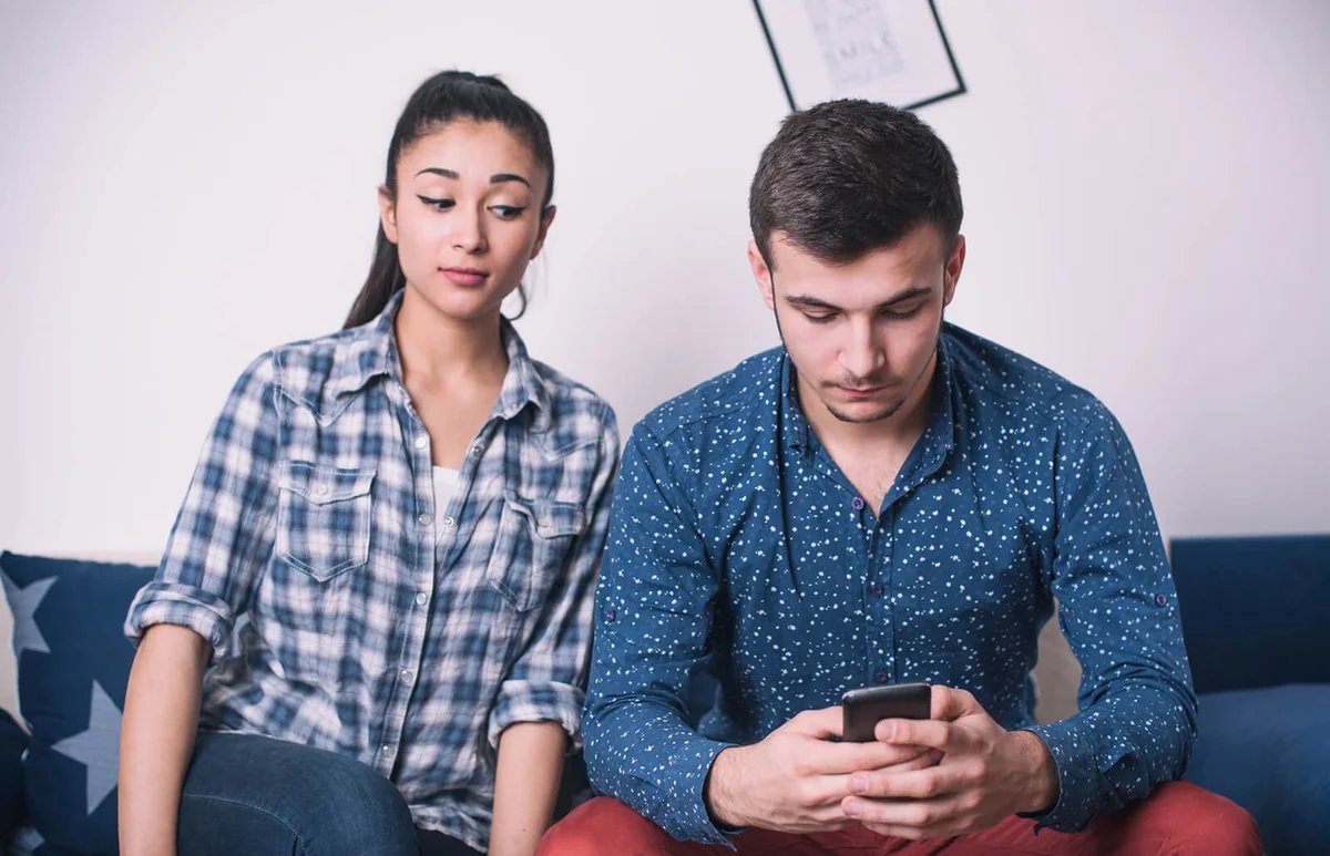 Woman Spy on Husband's Cell Phone