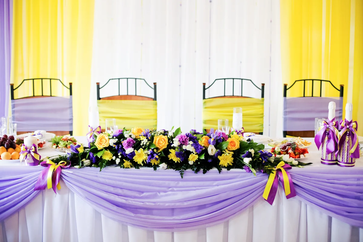 Wedding table with fioletovaya and yellow ribbons