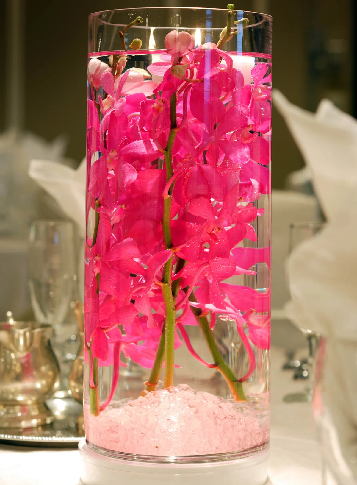 Flower arrangement on the wedding diner table