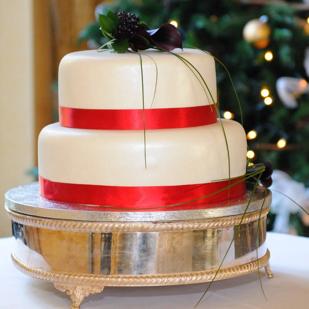 Wedding cake at Christmas wedding / ID 22316403 © KMWphotography | Dreamstime.com