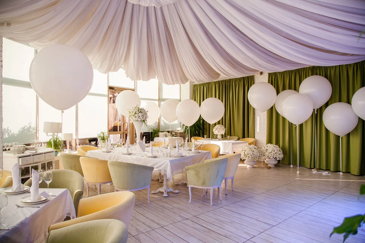 White balloon wedding reception decorations / ID 129869800 © Elena Kornienko