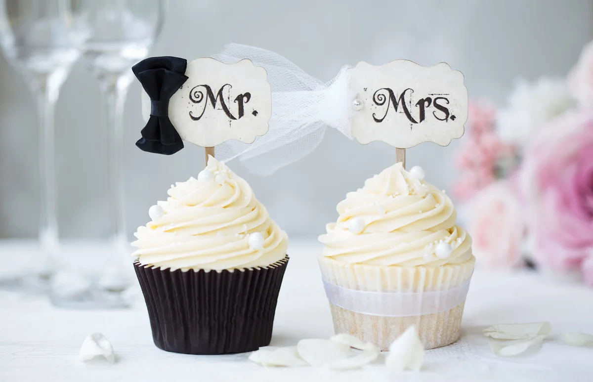 Bride and groom cupcakes