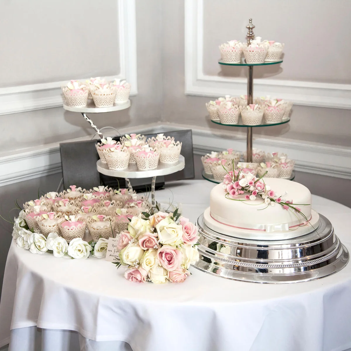 Coordinating flower cupcakes with cake