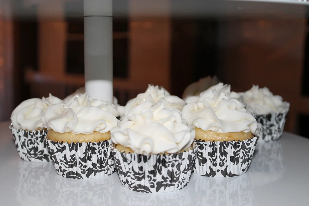 Cupcakes with white frosting for wedding
