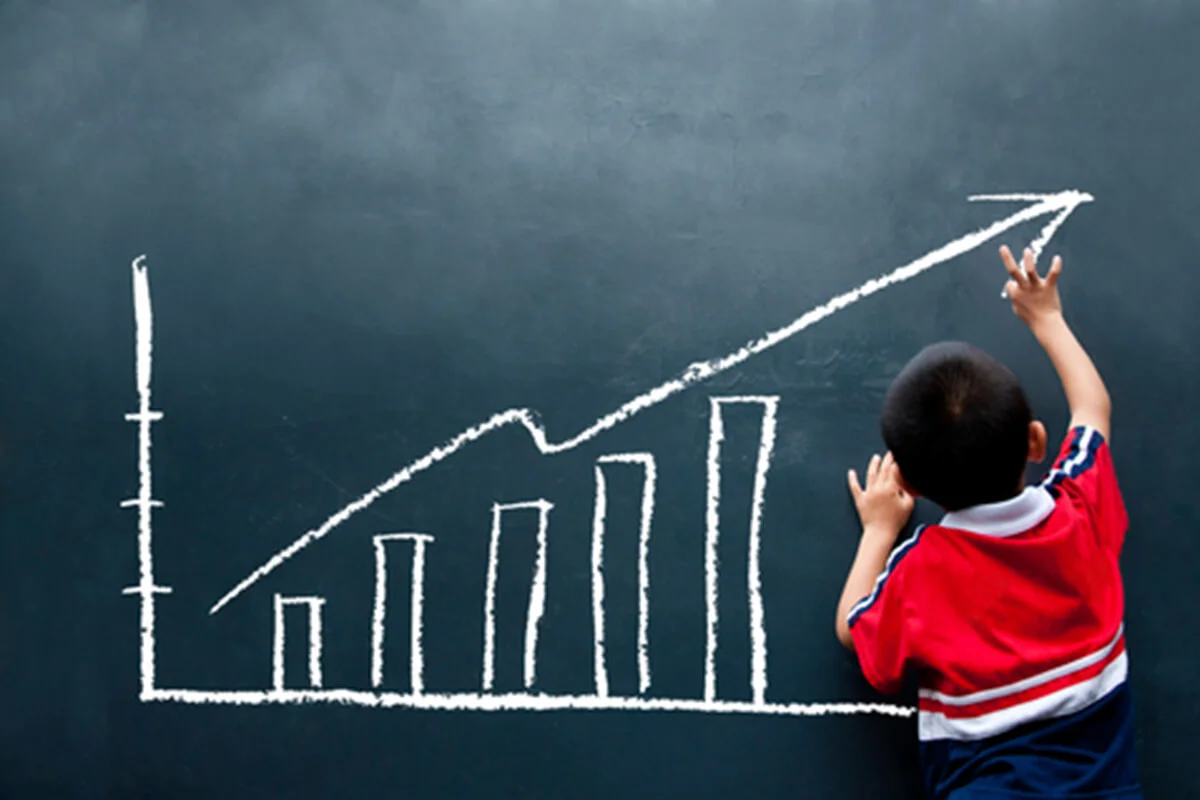 Boy drawing sales report on the wall | © Huang Chiung-hung - Dreamstime.com
