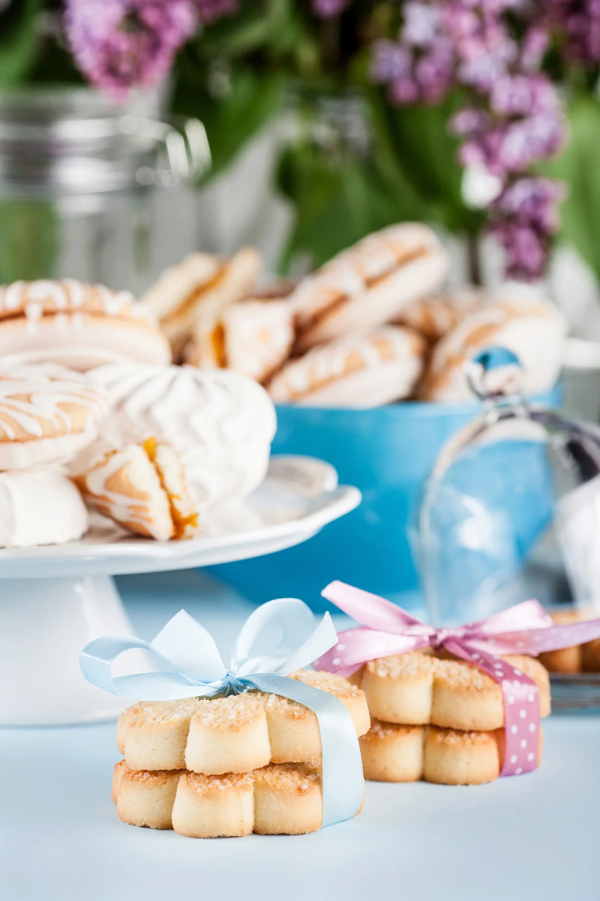 Baby shower in blue and pink with sweets and milkshakes