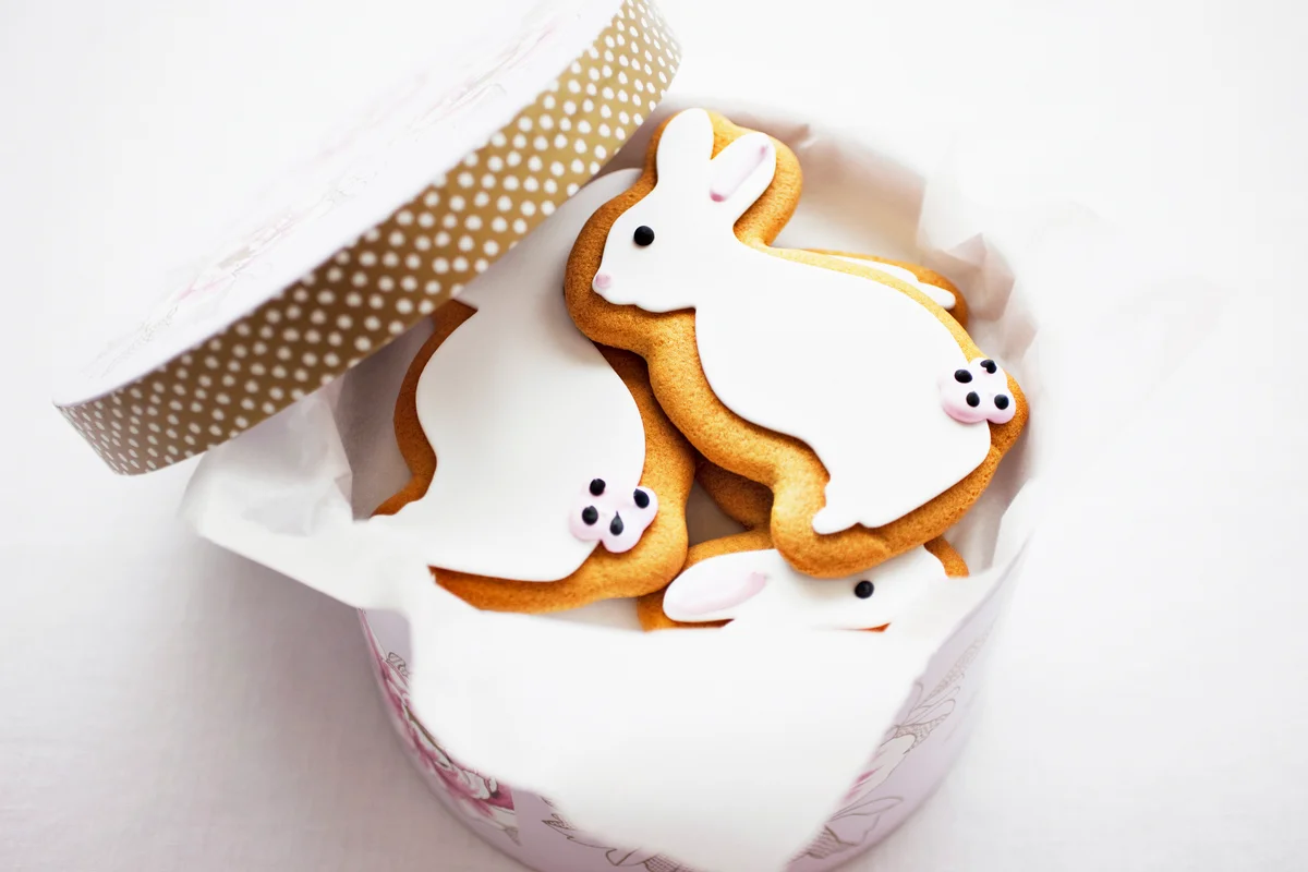 Bunny cookies in round box