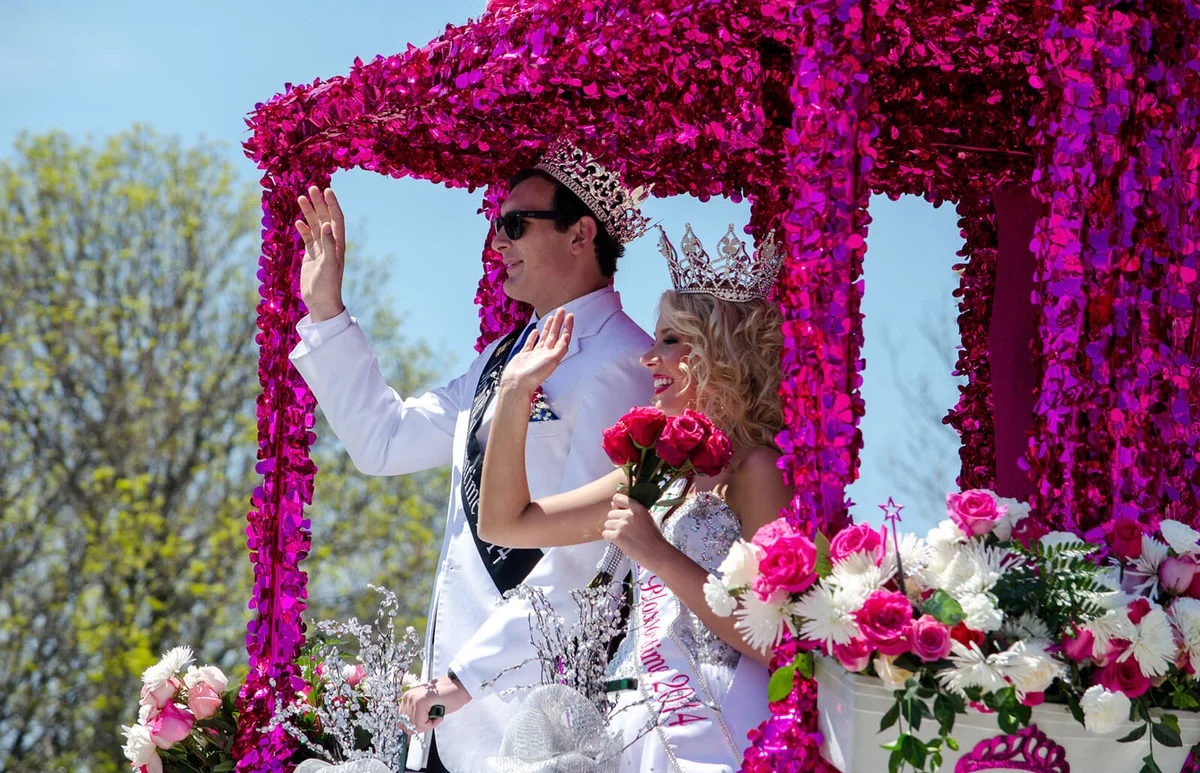 High school students on a parade float | ID 43687250 © Susan Sheldon | Dreamstime.com