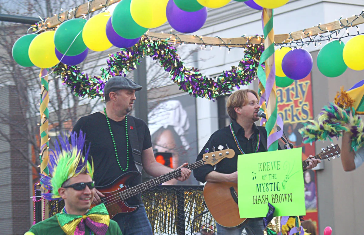 Small Band Playing in Mardi Gras Parade | ID 38542272 © Mommamoon | Dreamstime.com