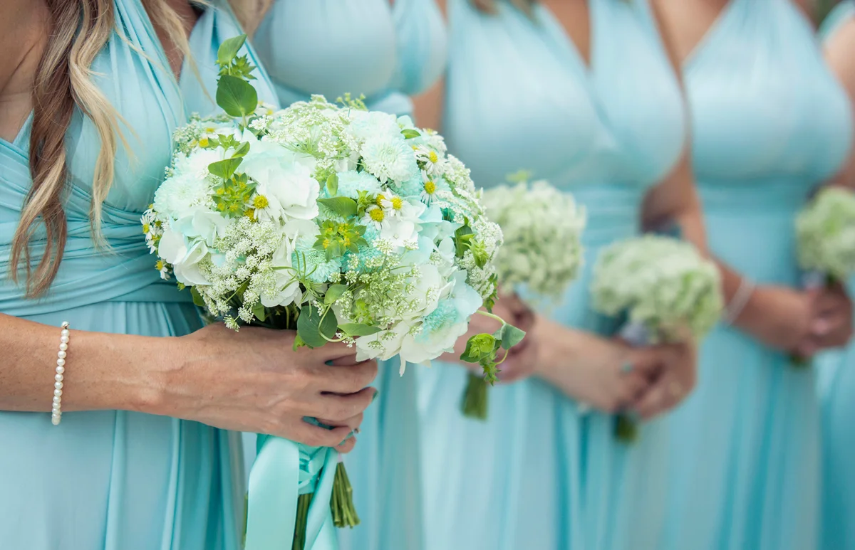 Closeup of bridesmaids holding flowers at the wedding day | ID 56918077 © Shockingmelody | Dreamstime.com