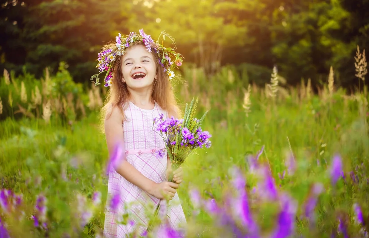 Little girl enjoying her bouquet of daisies