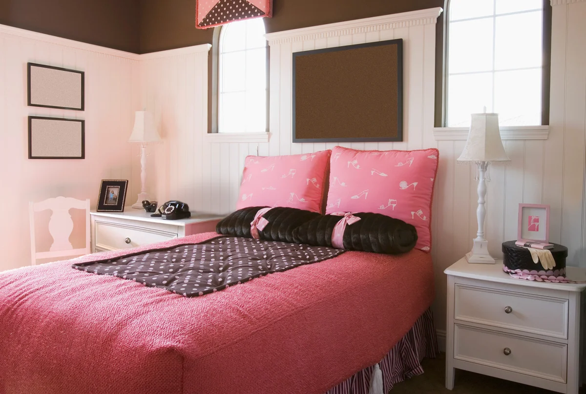 Girl's bedroom in brown and pink