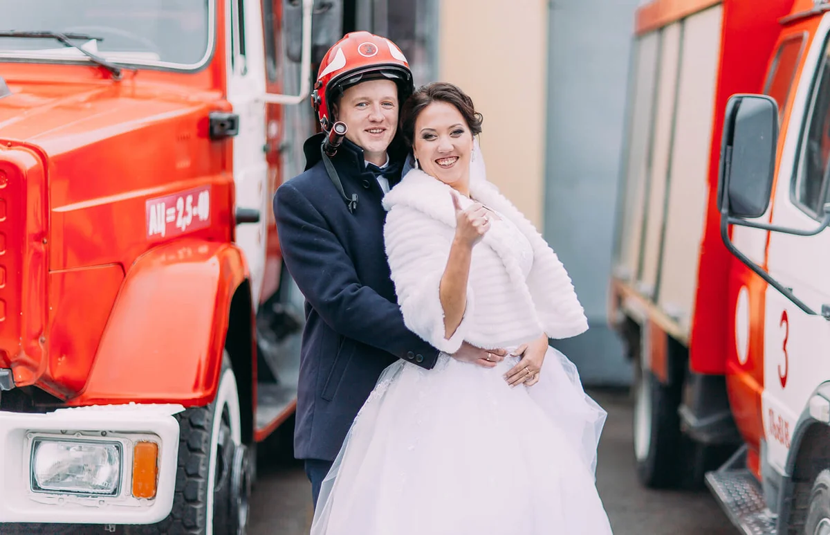 Wedding couple posing near big red fire truck | ID 75011339 © Andrii Kobryn | Dreamstime.com