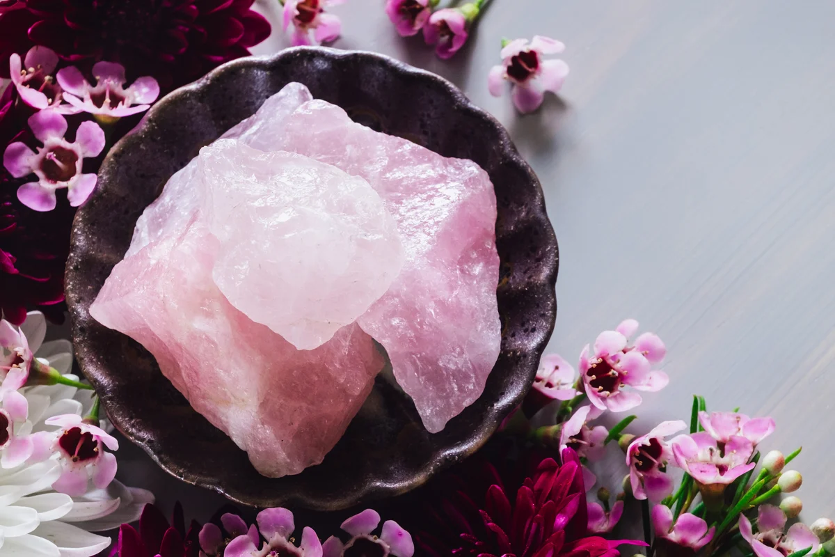 Rose quartz in bowl with flowers