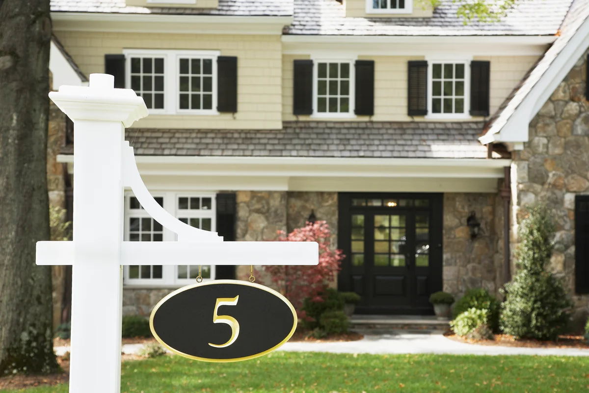 House number enclosed in a circle