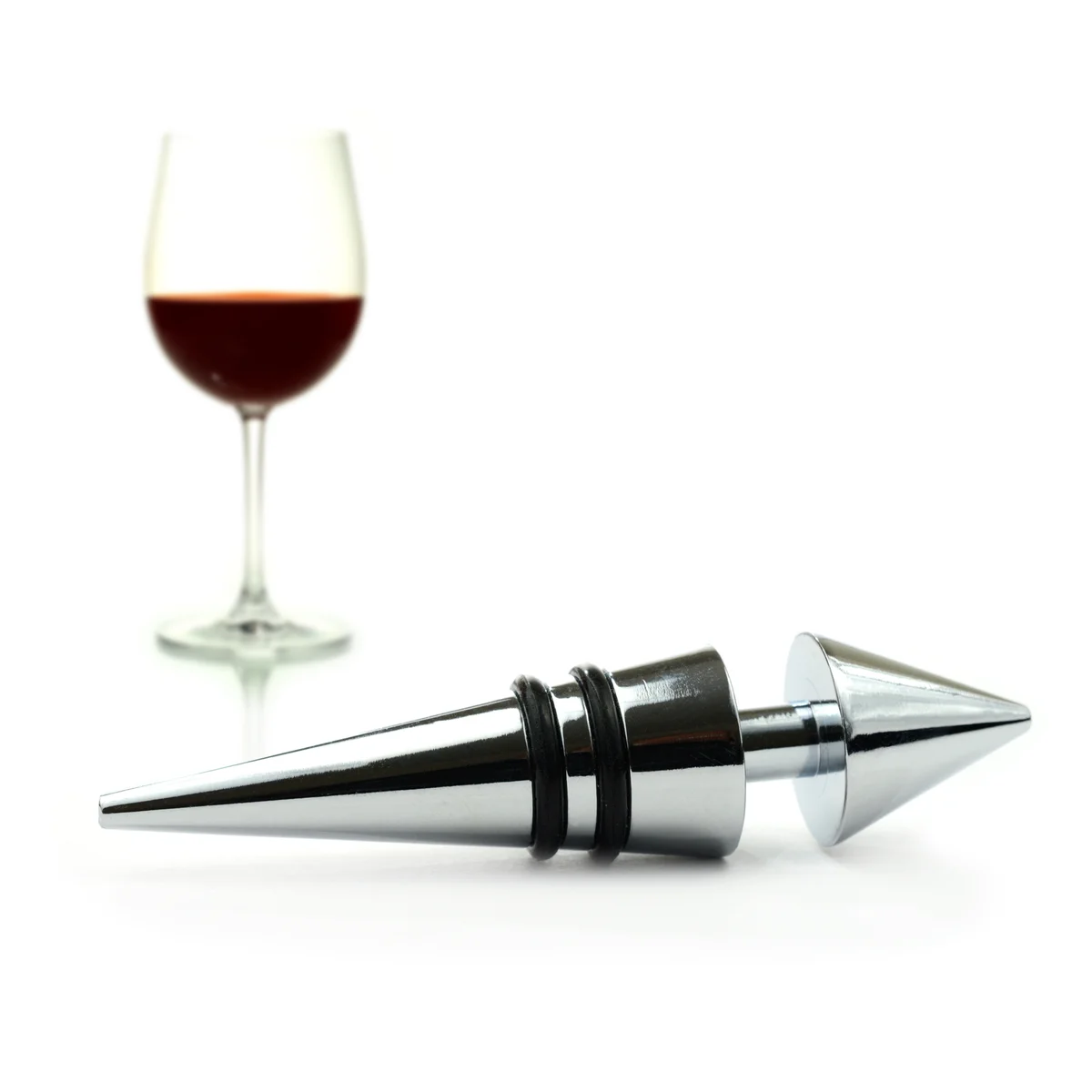 Wine stopper and red wine