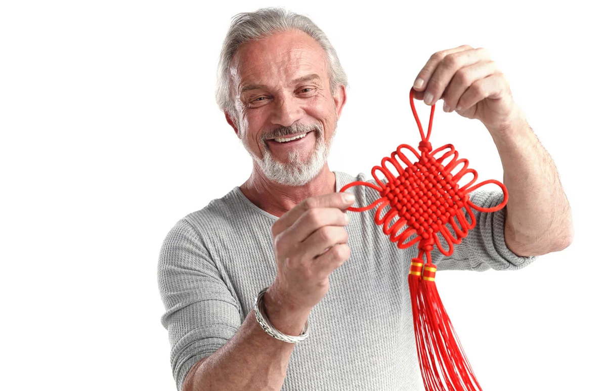 The old man holds the Chinese knot